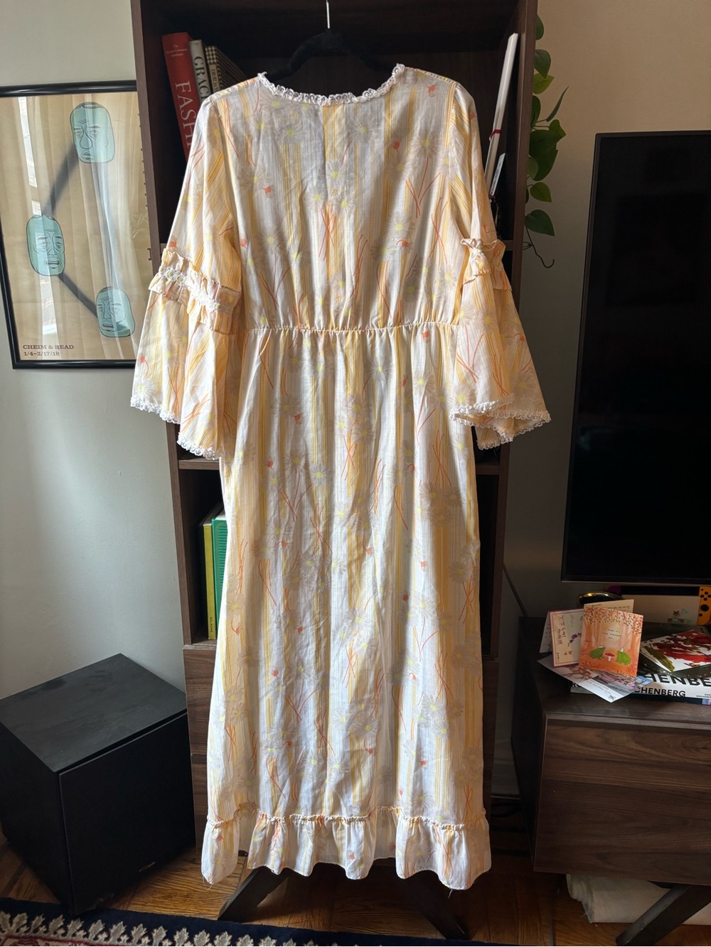 1970s Vintage Light Yellow Daisy Floral Button-Front Cotton Maxi Dress - Picture 6 of 7